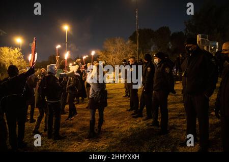 Gerusalemme, Israele. Gen 25th 2022. Dimostrazione contro il virus Corona protocollo di emergenza strickening ed estensione di fronte alla casa israeliana degli eletti - la Knesset. Durante la votazione è stato approvato l'aggiornamento del protocollo di emergenza. Gerusalemme, Israele. Gen 25th 2022. (Foto di Matan Golan/Alamy Live News) Foto Stock