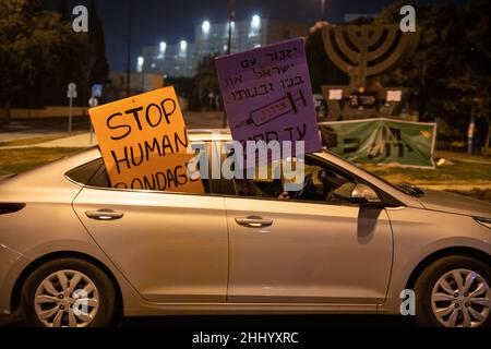 Gerusalemme, Israele. Gen 25th 2022. Dimostrazione contro il virus Corona protocollo di emergenza strickening ed estensione di fronte alla casa israeliana degli eletti - la Knesset. Durante la votazione è stato approvato l'aggiornamento del protocollo di emergenza. Gerusalemme, Israele. Gen 25th 2022. (Foto di Matan Golan/Alamy Live News) Foto Stock