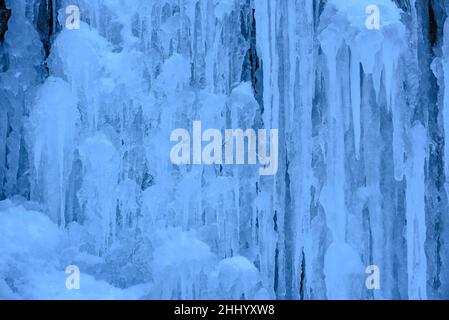 Dettagli di neve e stalattiti di ghiaccio nella cascata Salt de Murcurols ghiacciata e nevosa in inverno (Berguedà, Catalogna, Spagna, Pirenei) Foto Stock