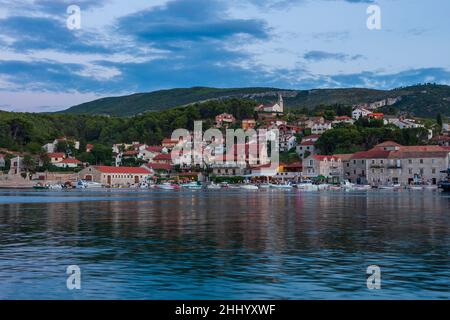 Bella vista della città di Jelsa sull'isola di Hvar in Croazia Foto Stock