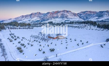 Vista aerea dei porti di Els / Los Puertos e del villaggio di Horta de Sant Joan in un tramonto invernale innevato (Terra alta, Tarragona, Catalogna, Spagna) Foto Stock