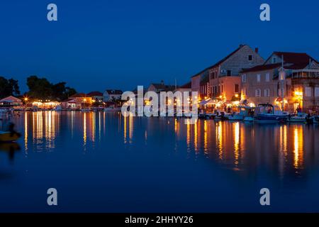 Vista della città notturna di Stari Grad sull'isola di Hvar e come sfondo è cielo blu. Foto Stock