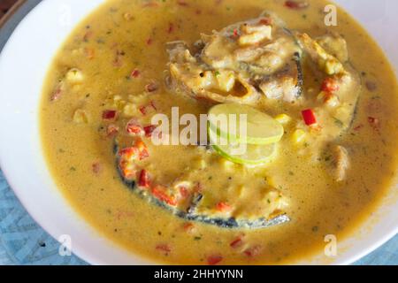 Piatti con zuppa di pesce su un tavolo di legno. Cibo colombiano Foto Stock
