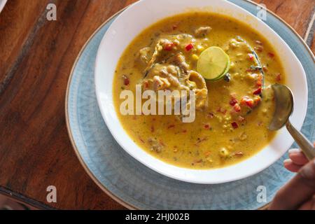 Vista dall'alto di un piatto di zuppa di pesce. Cibo colombiano Foto Stock