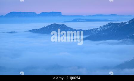 Montagne delle regioni di Osona e Berguedà in un tramonto invernale con un mare di nuvole sulla regione centrale della Catalogna (Berguedà, Catalogna, Spagna) Foto Stock