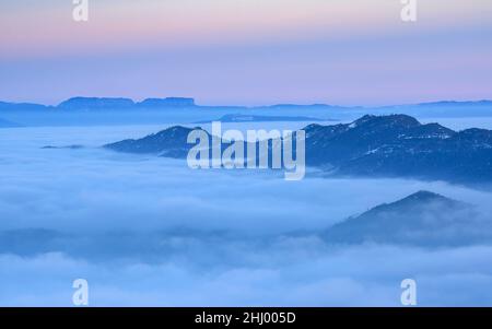 Montagne delle regioni di Osona e Berguedà in un tramonto invernale con un mare di nuvole sulla regione centrale della Catalogna (Berguedà, Catalogna, Spagna) Foto Stock