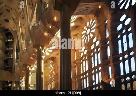 Navate all'interno della basilica della Sagrada Familia poco dopo che i lavori di costruzione furono completati nel 2010 (Barcellona, Catalogna, Spagna) ESP: Interior del templo Foto Stock