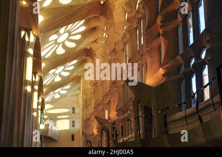 Navate all'interno della basilica della Sagrada Familia poco dopo che i lavori di costruzione furono completati nel 2010 (Barcellona, Catalogna, Spagna) ESP: Interior del templo Foto Stock