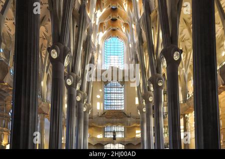 Navate all'interno della basilica della Sagrada Familia poco dopo che i lavori di costruzione furono completati nel 2010 (Barcellona, Catalogna, Spagna) ESP: Interior del templo Foto Stock