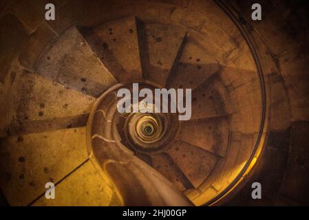 Scale elicoidali a spirale delle torri della Passione all'interno della Basilica della Sagrada Familia (Barcellona, Catalogna, Spagna) ESP: Escalera de caracol en helicoide Foto Stock