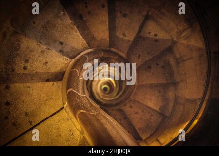 Scale elicoidali a spirale delle torri della Passione all'interno della Basilica della Sagrada Familia (Barcellona, Catalogna, Spagna) ESP: Escalera de caracol en helicoide Foto Stock