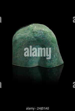 Il casco dei soldati di bronzo micenei 1050-1025 AC. Museo Archeologico di Nauplia. I reperti archeologici micenei suggeriscono che sia la caccia che la guerra Foto Stock