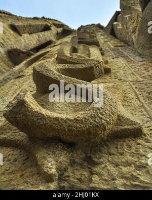 Rilievo delle pietre di una delle torri della Sagrada Familia (Barcellona, Catalogna, Spagna) ESP: Detalle del relief de las piedras de una de las torres Foto Stock