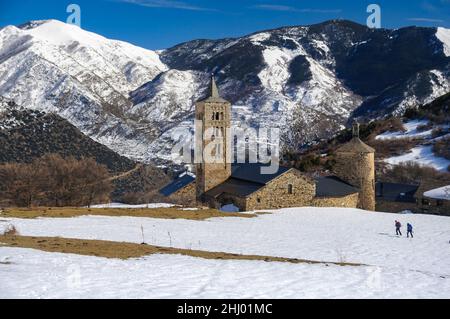 Chiesa romanica di Sant Just e Sant Pastor a Son, nevoso, in una mattina d'inverno (Pallars Sobrià, Lleida, Catalogna, Spagna, Pirenei) Foto Stock