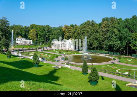 Peterhof, complesso del parco, vista dalla terrazza del Grand Peterhof Palace Foto Stock