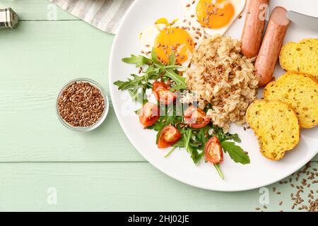 Piatto con gustosa colazione al tavolo Foto Stock