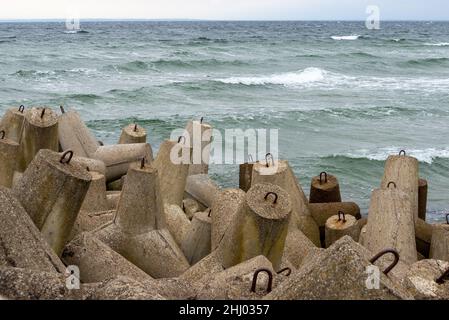 Elementi concreti che proteggono la riva del mare, frangiflutti nella penisola di Hel, Polonia. Foto Stock