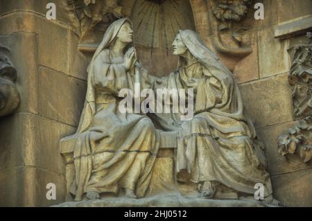 Sculture della facciata della Natività della Basilica della Sagrada Familia in mattinata nel 2010 (Barcellona, Catalogna, Spagna) ESP: Fachada del Nacimiento (BCN) Foto Stock