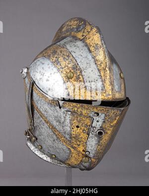 Chiudi casco per il Tilt 1573 tedesco, Augsburg il casco fa parte di una corazza riccamente decorata realizzata per uno dei principi Radziwill di Polonia per l'uso sul campo e il torneo. L'aquila polacca appare nell'ornamento inciso; la data 1573 è incisa su un altro pezzo di questa stessa armatura, che è nell'Art Institute di Chicago. Chiudere l'elmetto per l'inclinazione 23947 Foto Stock