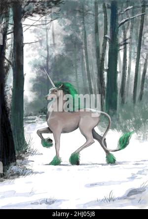 Unicorno dai capelli verdi in inverno. Si mescola tranquillamente attraverso la neve. Foresta e alberi sullo sfondo. Foto Stock