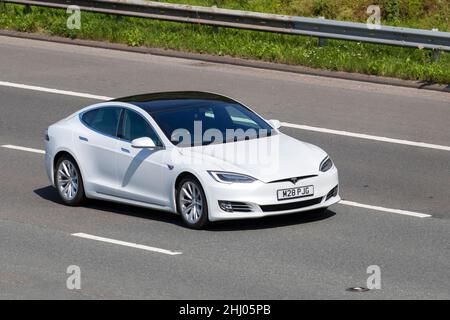 2019 bianco Tesla Model S Long Range AWD Alll Models Elettricità 1 velocità automatica; traffico veicolare, veicoli in movimento, automobili, veicoli che guidano su strade del Regno Unito, motori, motori, motori sulla rete stradale autostradale M6 del Regno Unito. Foto Stock