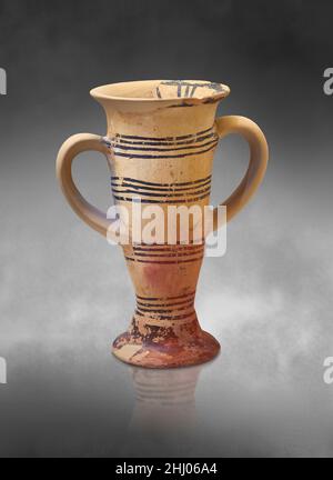 Antica ceramica greca elladica coppa a due piedi maneggiata con motivi concentrici, Cittadella inferiore Tiryns, 2200-2000 a.C. Museo Archeologico di Nafplion. . Foto Stock