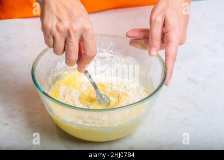 mescolare la farina in una tazza con gli ingredienti Foto Stock