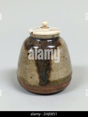 Vaso da tè con coperchio ca. 1775 Giappone. Vaso da tè con coperchio. Giappone. CA. 1775. Articoli Shigaraki. Periodo Edo (1615–1868). Ceramica Foto Stock