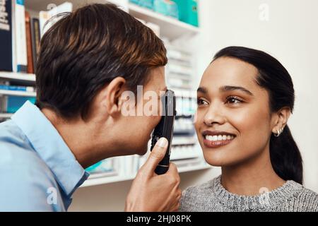 I tuoi occhi mi sembrano perfettamente sani Foto Stock