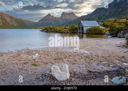 Vista iconica del Lago dove e della spiaggia sabbiosa e della boathouse in legno nel Cradle Mountain National Park in Tasmania, Australia. Foto Stock