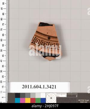 Frammento di terracotta di una kylix (tazza da bere) 490–470 a.C. Greco, Attico interno, soggetto non identificato. Frammento di terracotta di una kylix (tazza da bere) 691911 Foto Stock