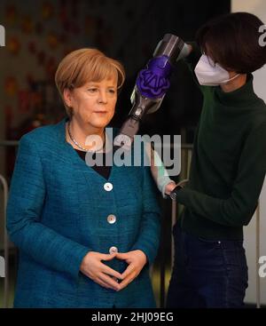 Amburgo, Germania. 26th Jan 2022. Gli abiti della figura di cera dell'ex cancelliere tedesco Angela Merkel sono puliti con un piccolo aspirapolvere da Susanne Faerber, capo Panoptikum, al Panoptikum sul Reeperbahn. Il museo della cera, ora alla sua quinta generazione, apre le sue porte ai visitatori di nuovo il 27 gennaio 2022. Circa 120 figure di cera sono in mostra su diversi piani. Credit: Marcus Brandt/dpa/Alamy Live News Foto Stock