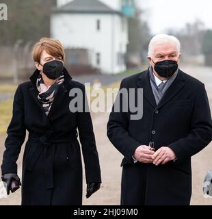 Brandeburgo, Germania. 26 gennaio 2022, Brandeburgo, Oranienburg: Il presidente federale Frank-Walter Steinmeier e sua moglie Elke Büdenbender visitano il Memoriale e Museo di Sachsenhausen, nei terreni dell'ex campo di concentramento, come parte del "giorno della memoria delle vittime del nazionalsocialismo". Tra il 1936 e il 1945, più di 200.000 persone sono state imprigionate nel campo di concentramento di Sachsenhausen. Decine di migliaia di prigionieri vi sono morti per fame, malattie, lavori forzati, esperimenti medici e maltrattamenti, o sono diventati vittime di sistematiche azioni di sterminio da parte delle SS. Rosso Foto Stock