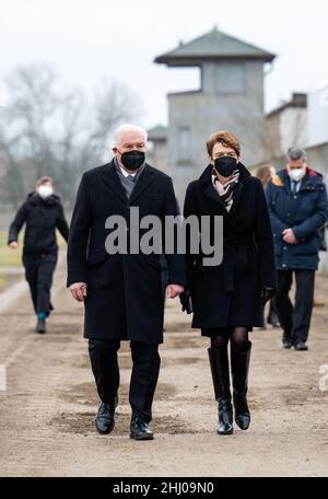 Brandeburgo, Germania. 26 gennaio 2022, Brandeburgo, Oranienburg: Il presidente federale Frank-Walter Steinmeier e sua moglie Elke Büdenbender visitano il Memoriale e Museo di Sachsenhausen, nei terreni dell'ex campo di concentramento, come parte del "giorno della memoria delle vittime del nazionalsocialismo". Tra il 1936 e il 1945, più di 200.000 persone sono state imprigionate nel campo di concentramento di Sachsenhausen. Decine di migliaia di prigionieri vi sono morti per fame, malattie, lavori forzati, esperimenti medici e maltrattamenti, o sono diventati vittime di sistematiche azioni di sterminio da parte delle SS. Rosso Foto Stock