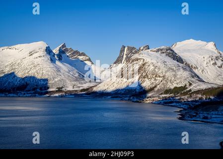 Vista del fiordo Nordfjord (isola di Senja) visto dalla piattaforma di osservazione Bergsbotn, in una fredda mattinata d'inverno soleggiata (Senja, Norvegia) Foto Stock