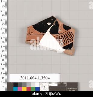 Frammento di terracotta di una kylix (coppetta da bere) 490–480 a.C. Greco, Attico interno, su exergue, dita del piede destro frontale, tallone sinistro, caviglia e piede, in profilo; parte di vitello e piede di una seconda figura, a destra; esterno, dita del piede sinistro; tendine inferiore e piedi della donna a sinistra; polpaccio e tendaggi inferiori di figura a destra. Frammento di terracotta di una kylix (tazza da bere) 691943 Foto Stock