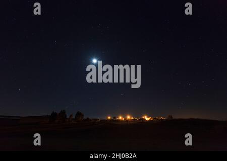 Luna piena e stelle, accanto al villaggio di Guerreiro, Castro Verde, Alentejo, Portogallo Foto Stock