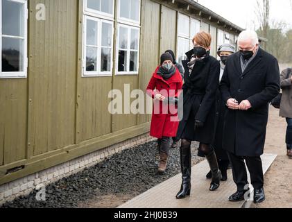 Brandeburgo, Germania. 26 gennaio 2022, Brandeburgo, Oranienburg: Il presidente tedesco Frank-Walter Steinmeier e sua moglie Elke Büdenbender visitano il Memoriale e il Museo di Sachsenhausen nei terreni dell'ex campo di concentramento come parte del "giorno della memoria delle vittime del nazionalsocialismo". Tra il 1936 e il 1945, più di 200.000 persone sono state imprigionate nel campo di concentramento di Sachsenhausen. Decine di migliaia di prigionieri vi sono morti per fame, malattie, lavori forzati, esperimenti medici e maltrattamenti, o sono diventati vittime di sistematiche azioni di sterminio da parte delle SS. Foto Foto Stock