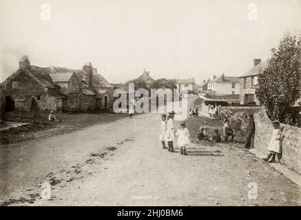 Fotografia d'epoca, fine 19th, inizio 20th secolo, vista del 1894 - Bambini che giocano, Tintagel, Dorset Foto Stock