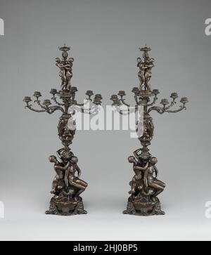 Coppia di candelabri ca. 1840 Antoine-Louis Barye Francese ogni candelabro raffigura le tre grazie in piedi con braccia interbloccate sopra le braccia della candela, e sul fusto sono tre mostri in stile rinascimentale su tre divinità sedute alla base, che rappresentano Giunone con il suo scettro e pavone, Minerva e Venere. Originariamente progettato per illuminare il gruppo di figure di bronzo di Barye, Roger e Angelica sull'Ippogriff (Corcoran Gallery of Art, Washington, D.C.), basato su una storia di Orlando Furioso di Ludovico Ariosto (1532), i candelabri furono fatti per il duc d'Orléans, il figlio più giovane di re Luigi-Phi Foto Stock