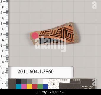 Frammento di terracotta di una kylix (tazza da bere) secondo quarto del 5th secolo a.C. Greco, Attico interno, parte superiore della testa di figura; esterno, tendaggi inferiori e piedi di donna a destra; bastone e piedi di figura a sinistra. Frammento di terracotta di una kylix (tazza da bere) 693154 Foto Stock