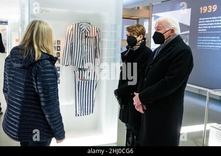 Brandeburgo, Germania. 26 gennaio 2022, Brandeburgo, Oranienburg: Il presidente federale Frank-Walter Steinmeier e sua moglie Elke Büdenbender visitano il Memoriale e il Museo di Sachsenhausen nei terreni dell'ex campo di concentramento come parte del "Day of Remembrance of the Sidehos of National Socialism" e sono guidati attraverso la mostra di Agnes Ohm (l). Tra il 1936 e il 1945, più di 200.000 persone sono state imprigionate nel campo di concentramento di Sachsenhausen. Decine di migliaia di prigionieri vi sono morti per fame, malattie, lavori forzati, esperimenti medici e maltrattamenti, o sono diventati vict Foto Stock