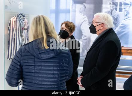 Brandeburgo, Germania. 26 gennaio 2022, Brandeburgo, Oranienburg: Il presidente federale Frank-Walter Steinmeier e sua moglie Elke Büdenbender visitano il Memoriale e il Museo di Sachsenhausen nei terreni dell'ex campo di concentramento come parte del "Day of Remembrance of the Sidehos of National Socialism" e sono guidati attraverso la mostra di Agnes Ohm (l). Tra il 1936 e il 1945, più di 200.000 persone sono state imprigionate nel campo di concentramento di Sachsenhausen. Decine di migliaia di prigionieri vi sono morti per fame, malattie, lavori forzati, esperimenti medici e maltrattamenti, o sono diventati vict Foto Stock