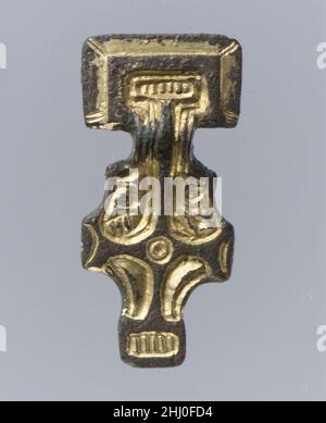 Miniatura Brooch a testa quadrata prima metà 6th secolo anglosassone-sassone l'affinità di questi spilla, trovato in Francia, con oggetti provenienti dal Kent è la prova della diffusione delle tradizioni artistiche attraverso l'esportazione o la copia. Spilla a testa quadrata in miniatura 465090 anglosassone, spilla a testa quadrata in miniatura, prima metà del 6th secolo, dorata in argento; spilla in ferro, totale: 1 1/2 x 3/4 x 3/8 pollici (3,8 x 1,9 x 0,9 cm). Il Metropolitan Museum of Art, New York. Dono di J. Pierpont Morgan, 1917 (17.191.43) Foto Stock