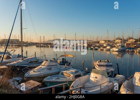 Marina di Balaruc e Mont Saint Clair in fondo, in Occitanie, Francia Foto Stock