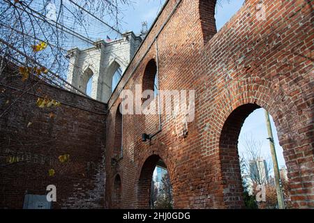 St. Ann's Warehouse, imposantes Backsteingebäude bei der Brooklyn Bridge, New York Foto Stock