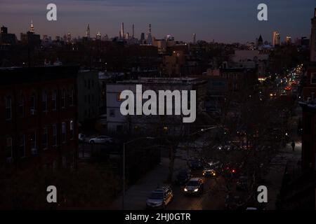 New York: Atemberaubender Sonnenuntergang in Brooklyn mit Blick auf die Skyline Manhattans Foto Stock