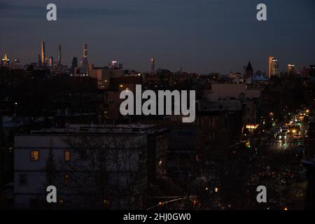 New York: Atemberaubender Sonnenuntergang in Brooklyn mit Blick auf die Skyline Manhattans Foto Stock
