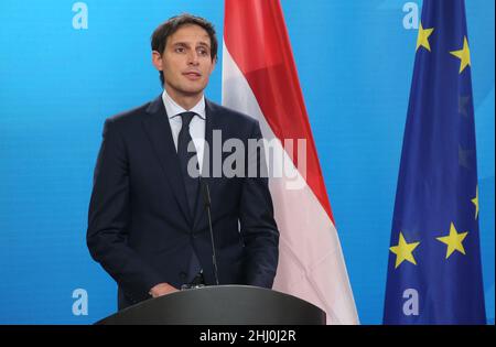 Berlino, Germania. 26th Jan 2022. Il ministro degli Esteri olandese Wopke Hoekstra interviene nel corso di una dichiarazione stampa congiunta con il ministro degli Esteri Baerbock presso il Dipartimento federale degli affari esteri. Hoekstra era venuto nella capitale per i colloqui. Credit: Wolfgang Kumm/dpa/Alamy Live News Foto Stock