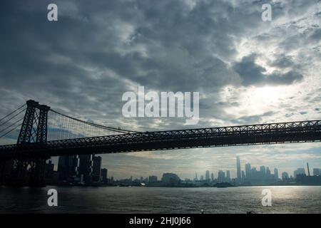 Spezielle ambiance auf der Fähre auf dem East River mit Blick auf die Williamsburg Bridge und die Skyline Manhattans Foto Stock